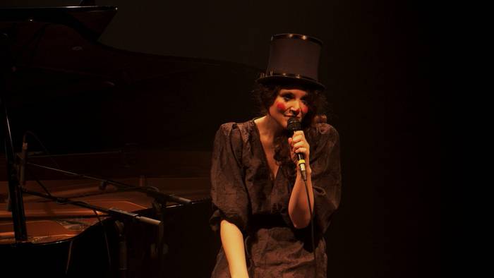 "Hegoak" antzerki-bakarrizketa