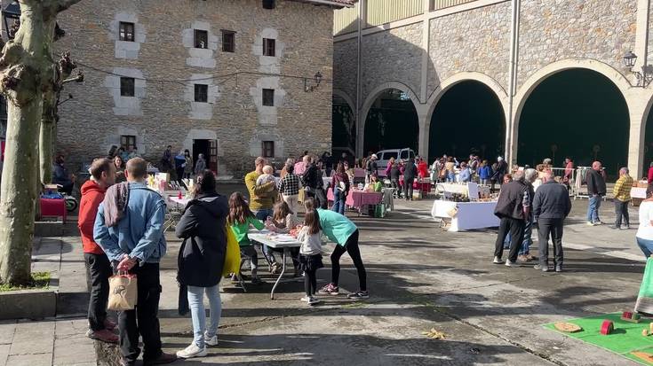 Gazteluko artisau eta ekoizleen azoka egin dute