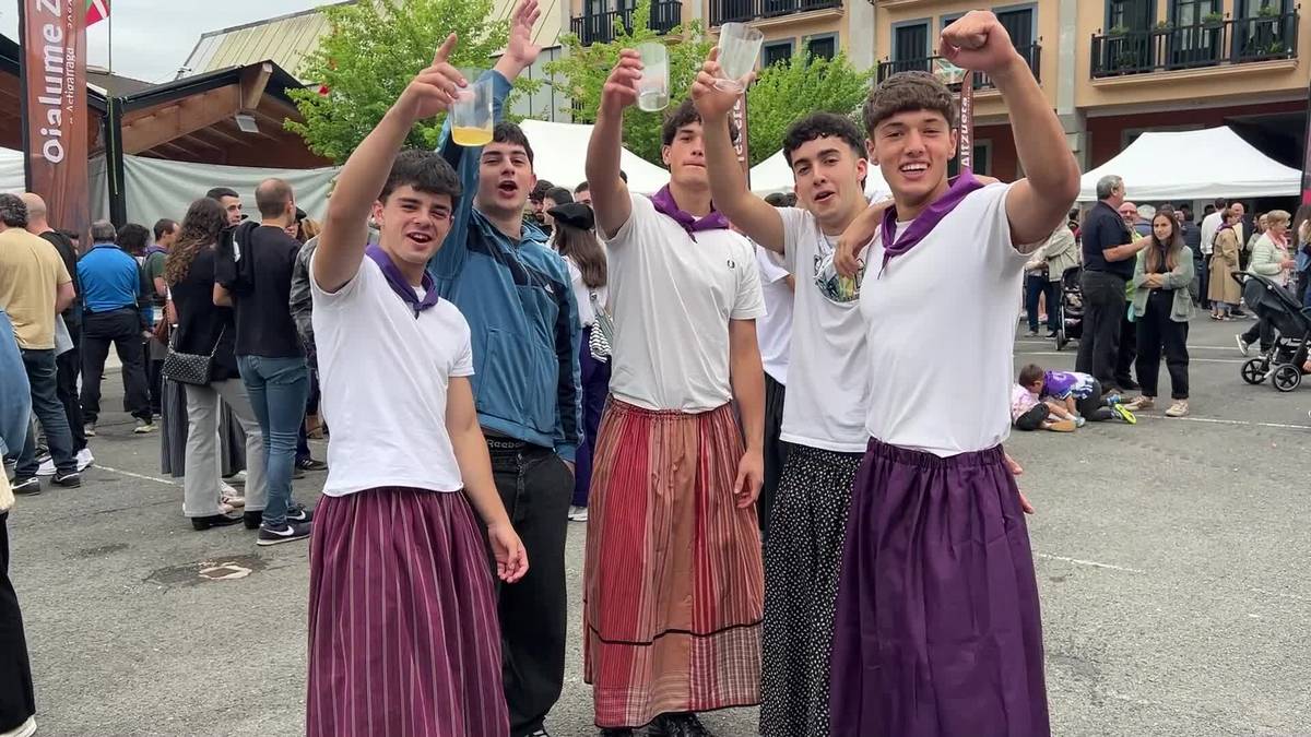 Txotx egiteko gogorik ez da falta Anoetako plazan