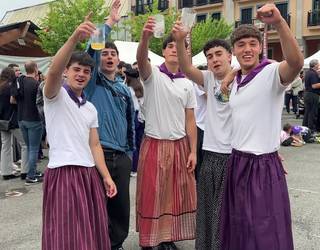 Txotx egiteko gogorik ez da falta Anoetako plazan