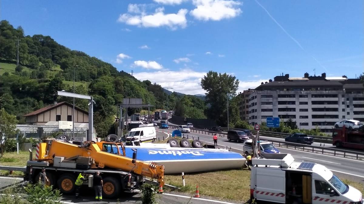 Kamioi bat irauli da N-1 errepidean, Tolosa parean