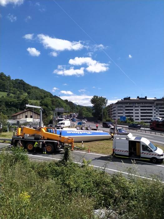 Kamioi bat irauli da N-1 errepidean, Tolosa parean