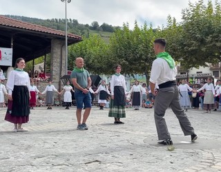 Dantzan aritu dira herriko gazteak