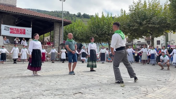Dantzan aritu dira herriko gazteak