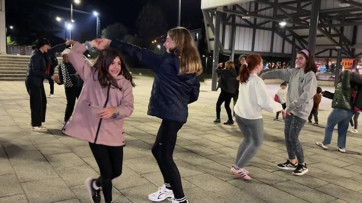 Dantza kalera atera du Bukalai Dantza Taldeak