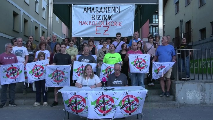 Amasamendi Bizirik plataformako kideek makroeolikoen kontrako prentsaurrekoa eman dute