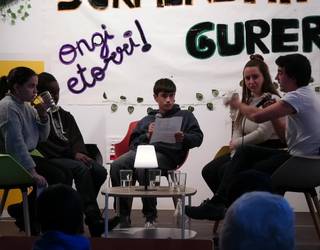 Aitor Bedia 'Añube' taldeko abeslaria elkarrizketatu dute Ikaztegietako gazteek