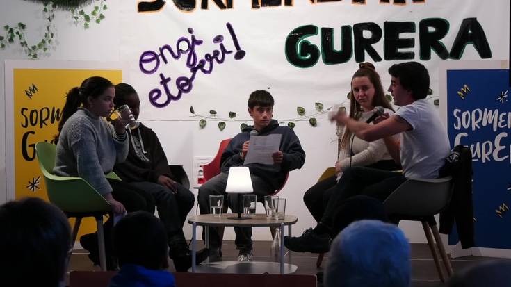 Aitor Bedia 'Añube' taldeko abeslaria elkarrizketatu dute Ikaztegietako gazteek