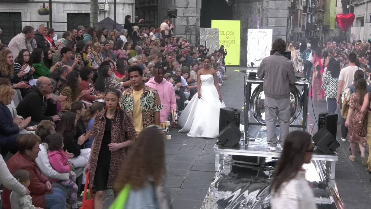 Tolosa&Co Fashion Showa herriko komertzioen erakusleiho