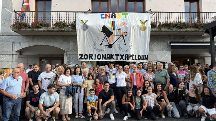 Omenaldi beroa Eñaut Urkaregi eta Izaro Etxarriri, egindako ibilbidea eta lorpenak ospatzeko