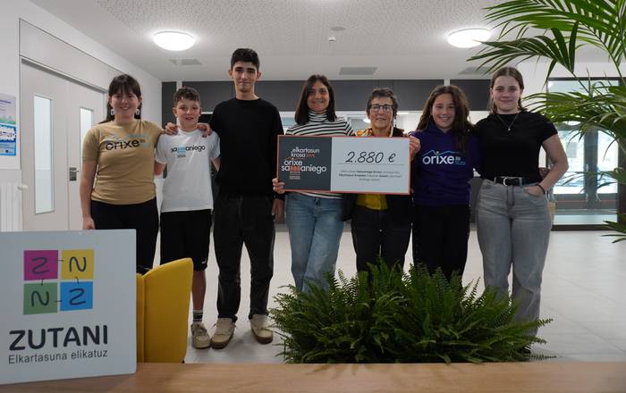 Elkartasun Krosean bildutako 2.880 euro Zutani elkartearen esku