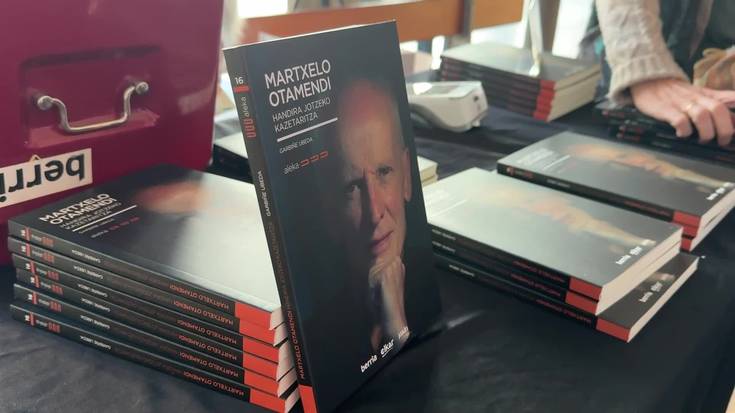 “Handira jotzeko kazetaritza” aurkeztu dute, Martxelo Otamendiren biografia