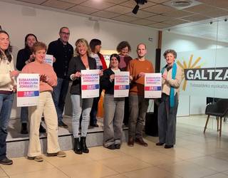 "Euskararen etorkizuna jokoan!!" leloa osatu eta argazkia aterako dute Tolosaldeko herri guztiek