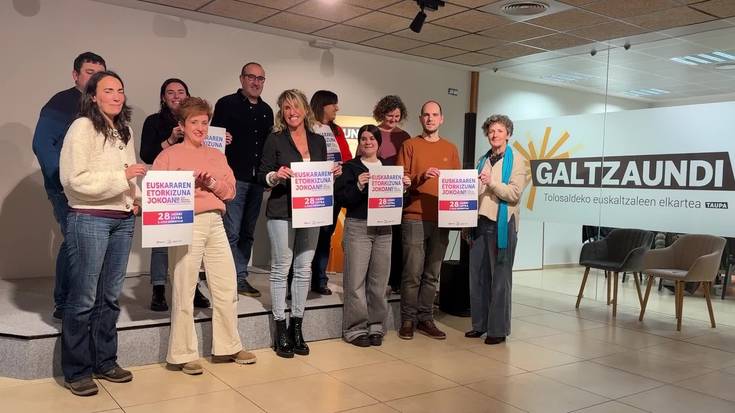 "Euskararen etorkizuna jokoan!!" leloa osatu eta argazkia aterako dute Tolosaldeko herri guztiek