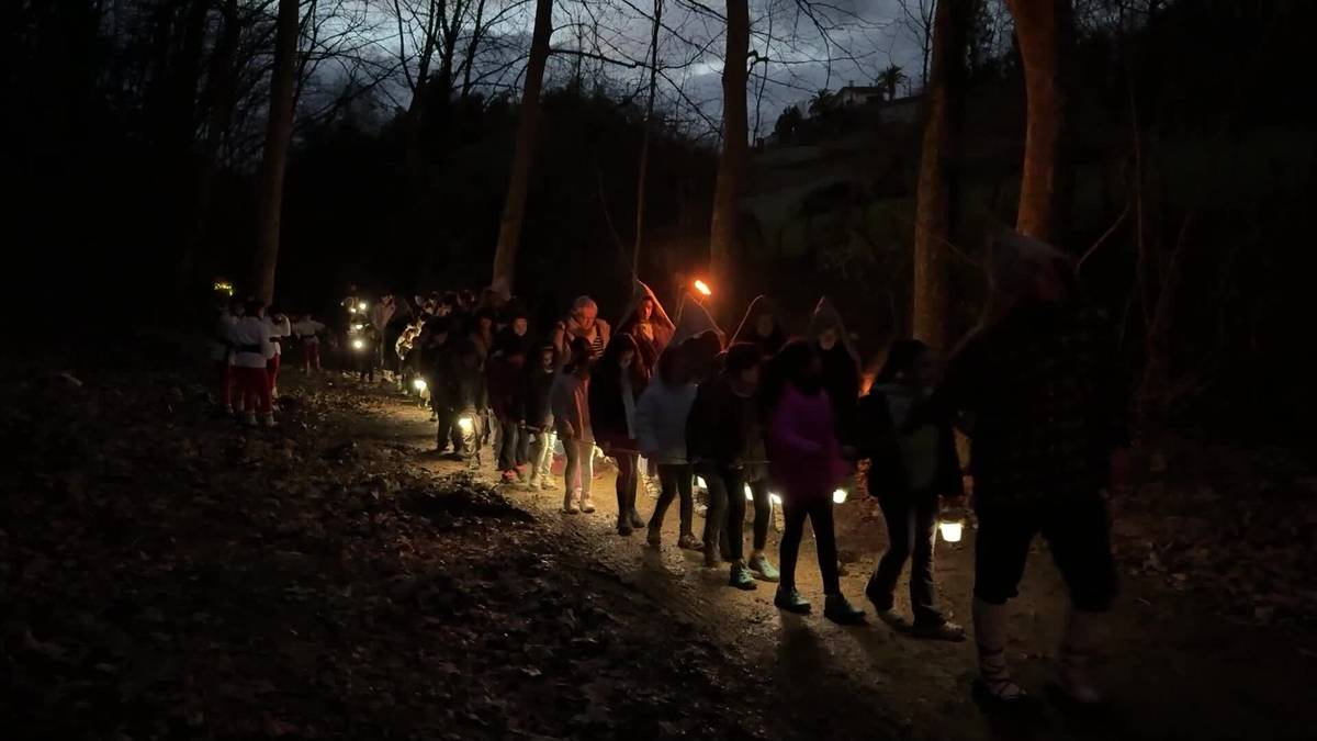 Basoa zeharkatu behar izan dute haurrek Olentzero eta Mari Domingi ezagutzeko