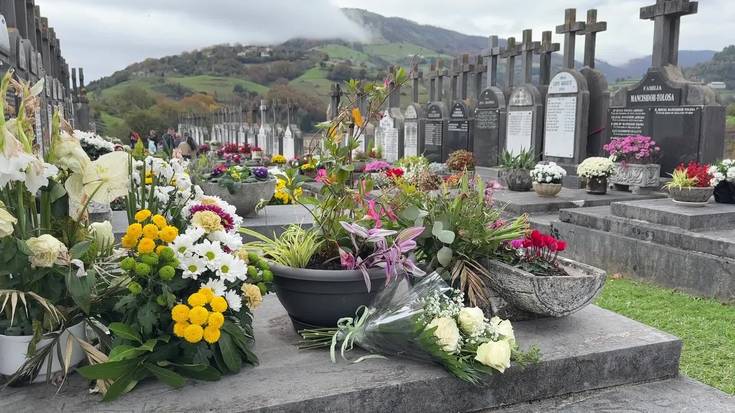 Santu Guztien Eguna loreztatuz