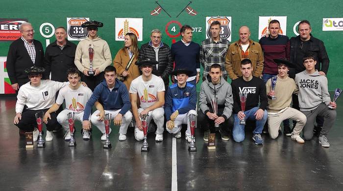 Txapelak banatu dituzte