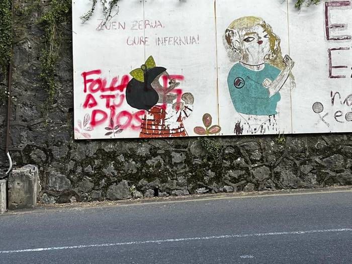 Zizurkilgo mural feminista batean sinbolo nazia eta feminismoaren aurkako idatziak agertu dira