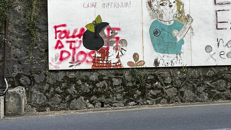 Zizurkilgo mural feminista batean sinbolo nazia eta feminismoaren aurkako idatziak agertu dira