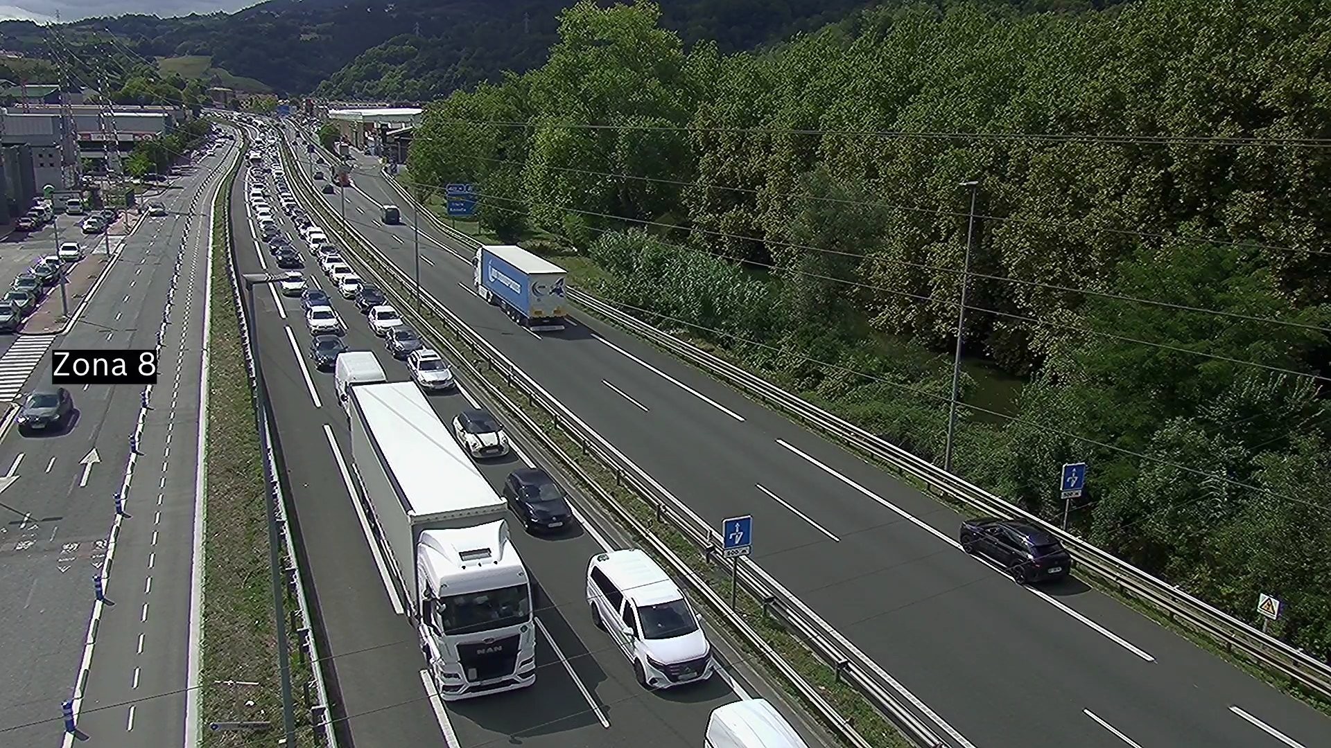 Ibilgailu askoren arteko istripu batek autopilaketak eragin ditu N-1 errepidean, Villabona parean