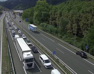 Ibilgailu askoren arteko istripu batek autopilaketak eragin ditu N-1 errepidean, Villabona parean