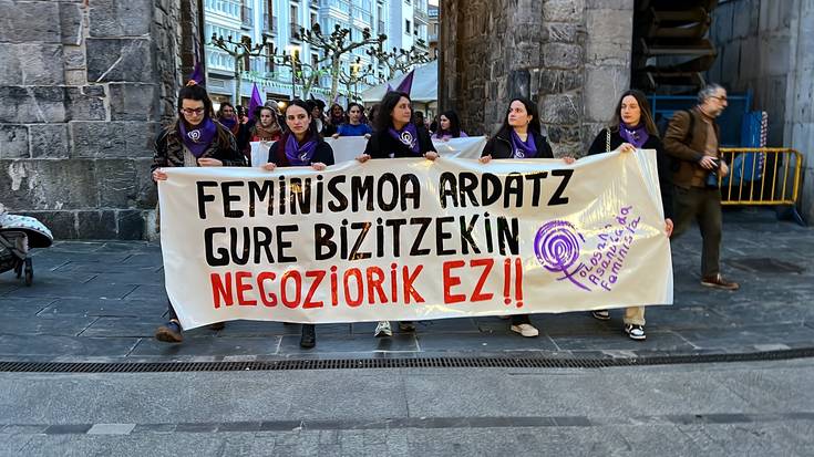 "Feminismoa ardatz, gure gorputzekin negoziorik ez" lelopean hartu ditu kaleak Tolosako Asanblada Feministak