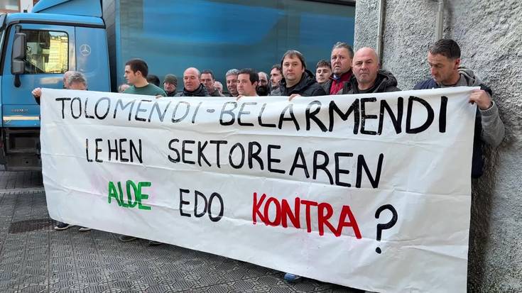 Hainbat baserritar protestan Tolomendiren egoitzaren aurrean