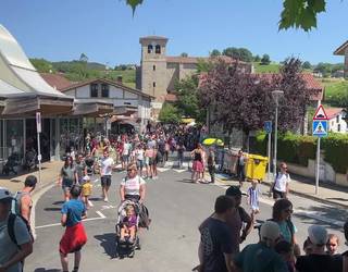 Eskola Txikien Festa jendetsua ospatu dute Zizurkilen, eta Alkizari pasatu diote lekukoa
