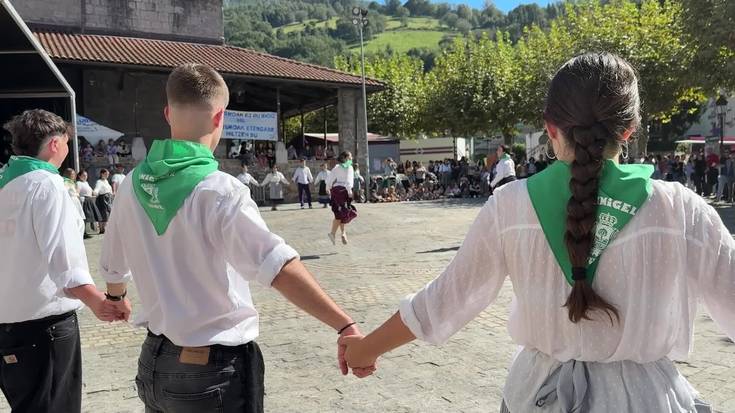 Gazte-festako protagonistek egin dute dantza-soka herriko plazan