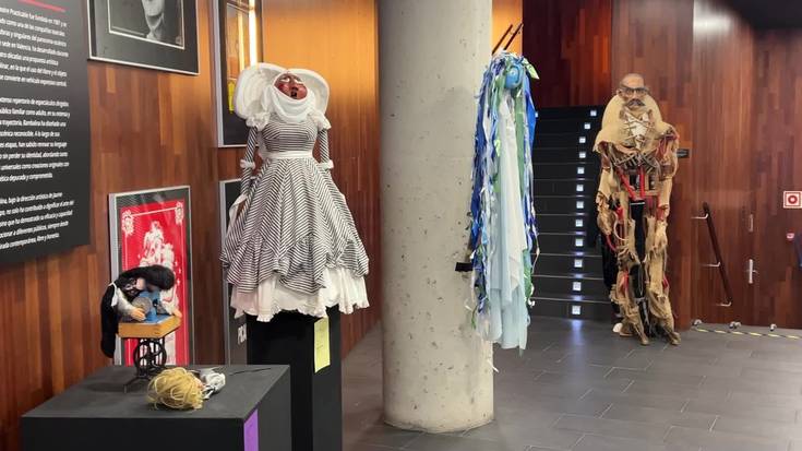 Emakumeek txotxongilo munduan duten rola nabarmentzen duen erakusketa Topic-eko sarreran dago ikusgai