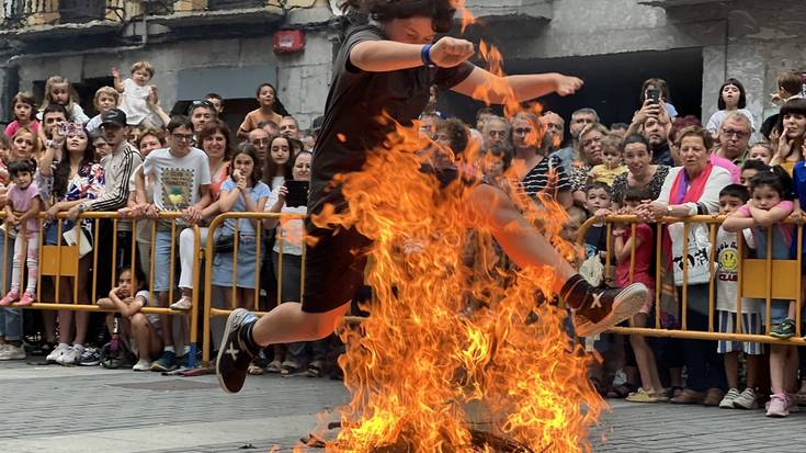 Gaztetxoen txanda San Joan Suaren aurrean