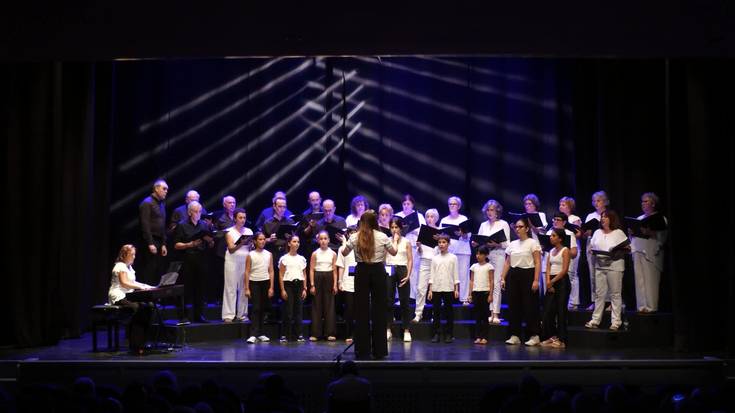 Eresargi Gazte eta Eresargi Abesbatzak kontzertua eskaini dute Santioei hasiera emanez