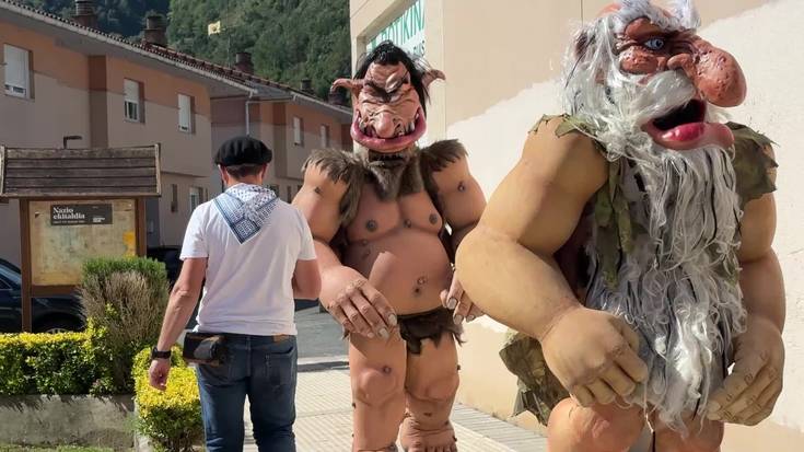 Euskal mitologiako pertsonaiekin kalejira egin dute