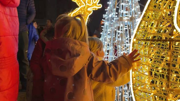Piztu dituzte gabonetako argiak Tolosan