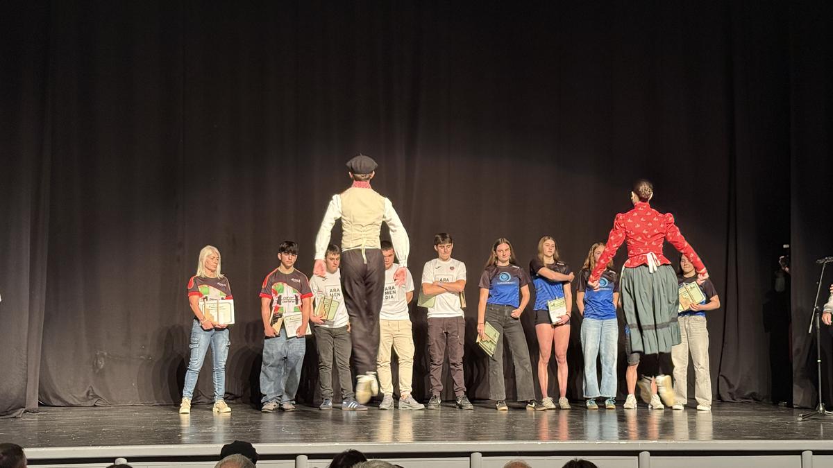 Kirolari eta kirol elkarteei aitorpen eta omenaldi ekitaldia egin diote Amasa-Villabonan