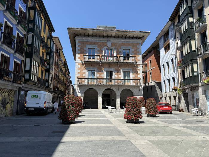 Tolosako Udalak bere atsekabea adierazi du, tolosar baten hilketa dela eta