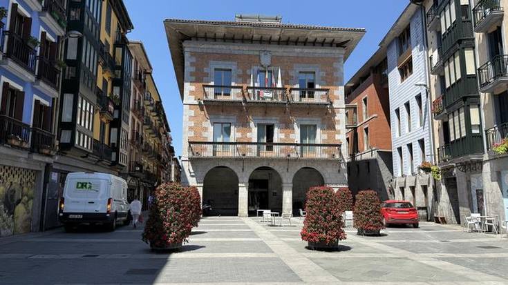 Tolosako Udalak bere atsekabea adierazi du, tolosar baten hilketa dela eta