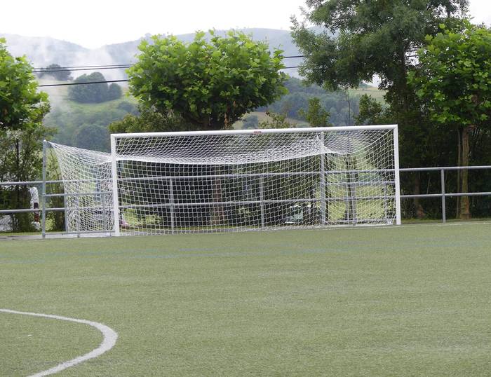 Porteria berriak Arratzaingo futbol zelaian