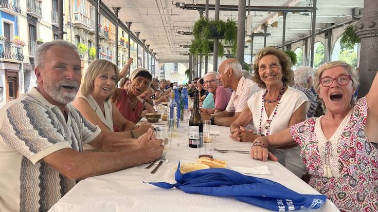 San Joan festetako Jubilatu bazkaria argazkitan