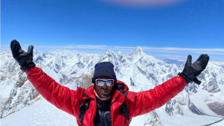 Ghulam Murtaza pakistandarrari elkartasuna adierazteko hitzaldia Alex Txikon eta Akhond Ishaq alpinistekin