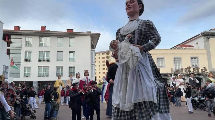 Txoko ezberdinetako erraldoiak batu dira Villabonako kaleetan