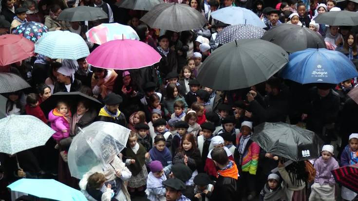 Hiru ikastetxeek ongietorria eman die Gabonei