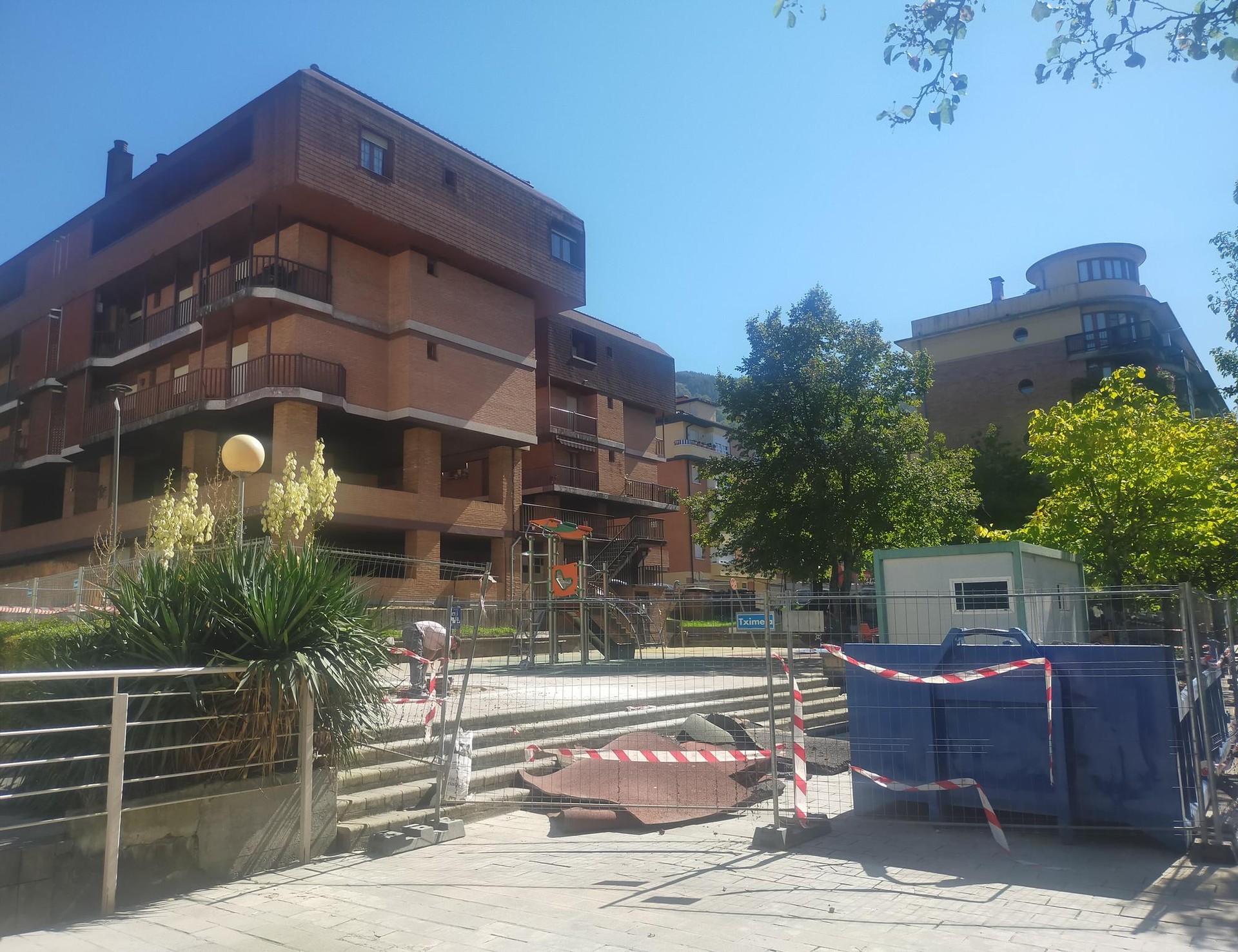 Hasi dira Larrea auzoko haur-parkea estaltzeko lanak
