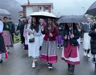 Gabon kantekin herria girotzen aritu dira Anoetako haurrak