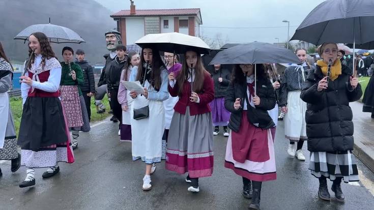 Gabon kantekin herria girotzen aritu dira Anoetako haurrak