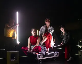 "Nor naizen  baneki" antzezlana taularatuko da igandean  Villabonako Gurea Antzokian