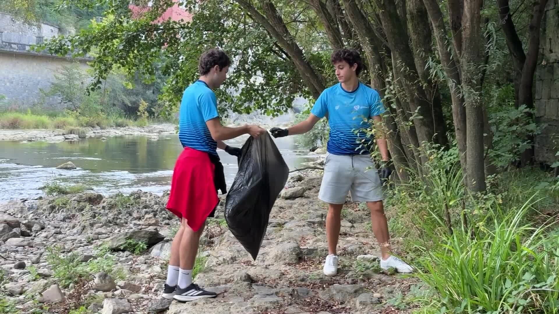Oria ibaia garbitzen aritu dira
