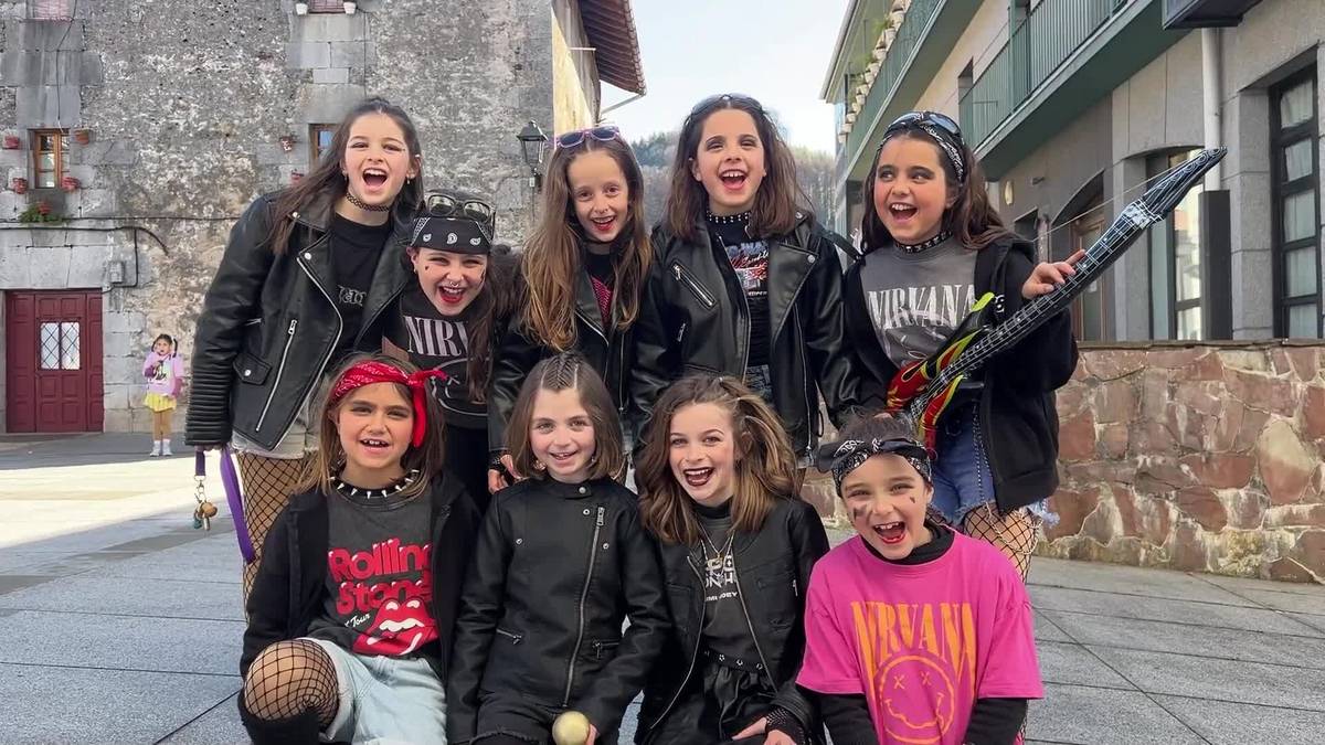 Antzerkiz eta dantzaz bete da Berastegiko plaza inauterietan