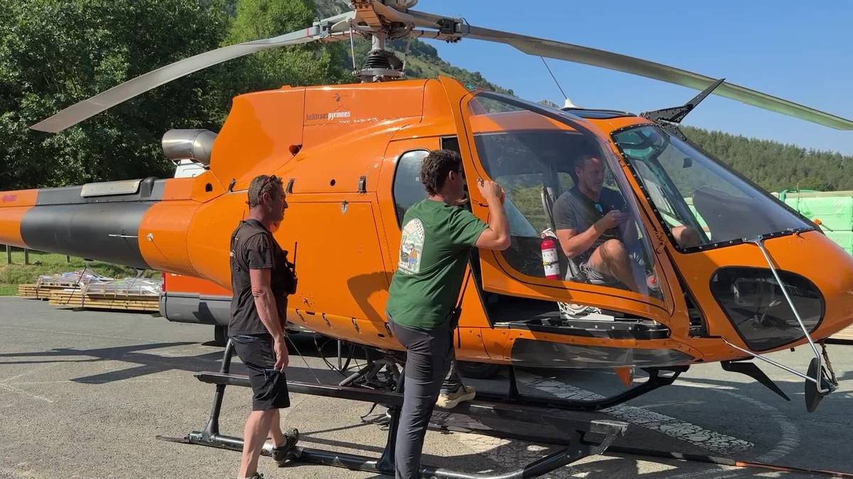 Irisgarritasun zaila duten kokalekuetara materiala eramateko helikopteroa erabili dute Aralarren