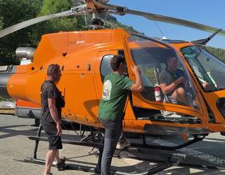 Irisgarritasun zaila duten kokalekuetara materiala eramateko helikopteroa erabili dute Aralarren